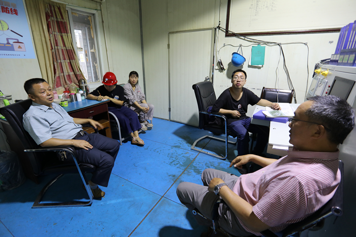 代修貴了解職工思想動态和工作生活情況。(苟德利 攝)_副本.jpg