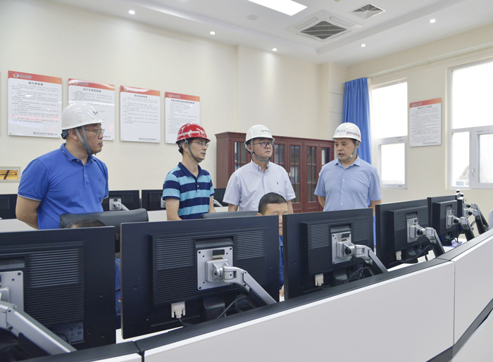 在冉家壩電站集控中心了解生産情況-童強攝 _副本.jpg