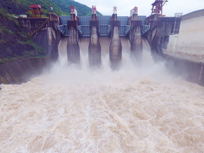 酉酬水電站開閘洩洪(彭建洪 攝)_副本.jpg