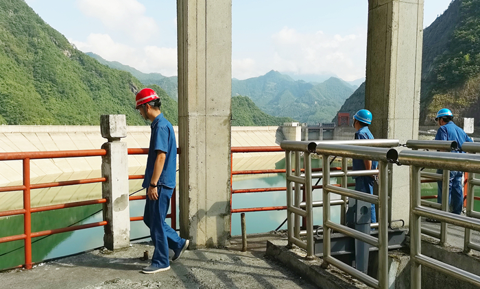 對大壩取水口水工建築物進行檢查 易小兵 攝_副本.jpg