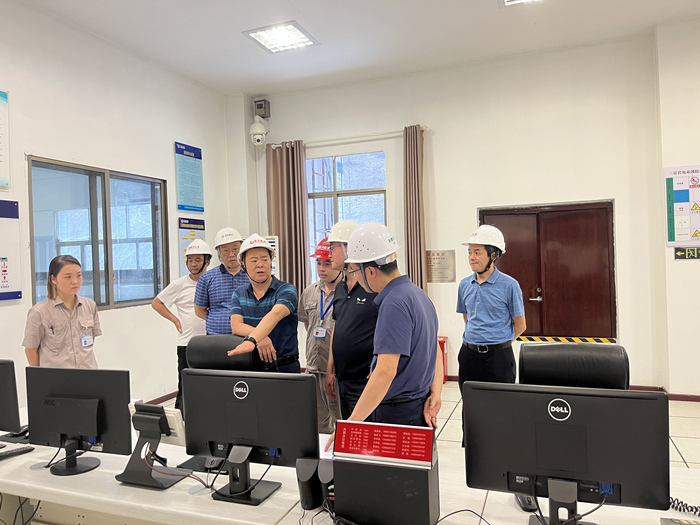 梁毅在三層岩電站值班室了解生産情況(熊春秀攝)_副本.jpg
