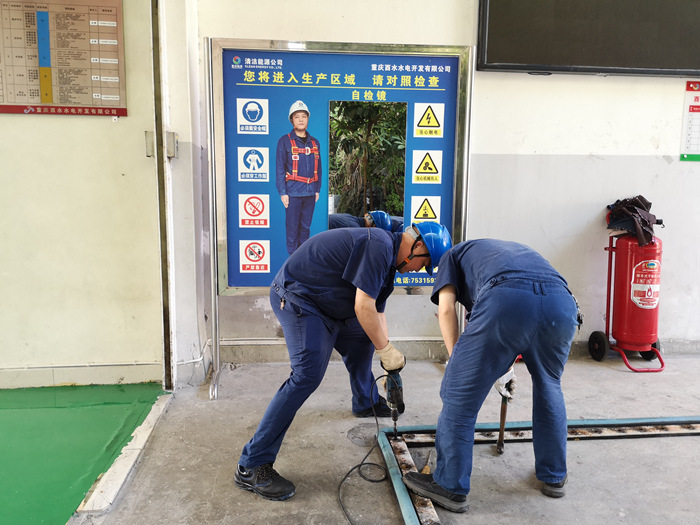 新能源酉水公司員工更換尾水密封 劉春陽 攝_副本.jpg