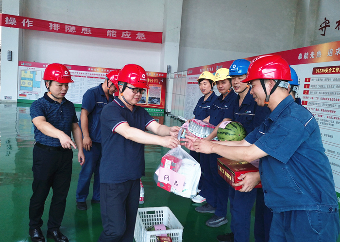 慰問堅守崗位的一線員工 劉春陽 攝_副本.jpg