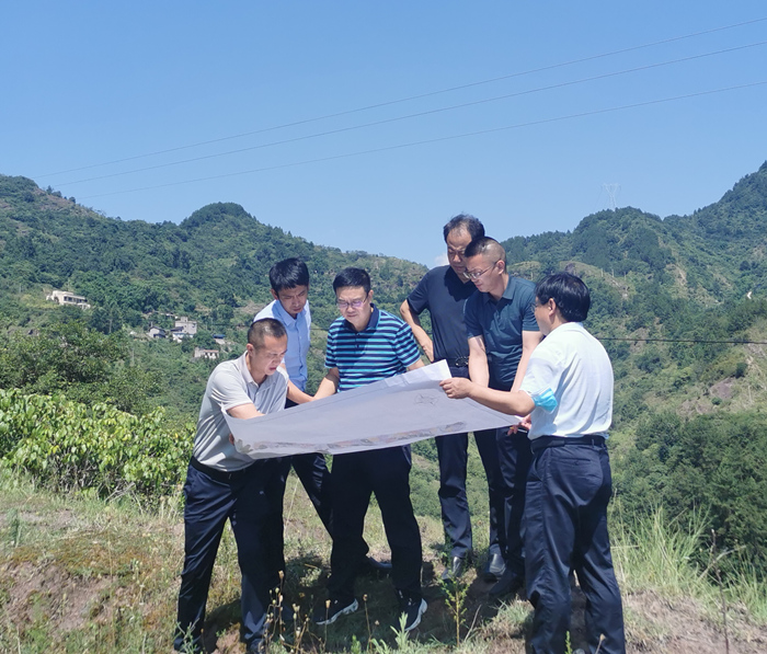 圖1:張躍一行現場調研高陽光伏項目建設場址 馬曉紅 攝_副本.jpg