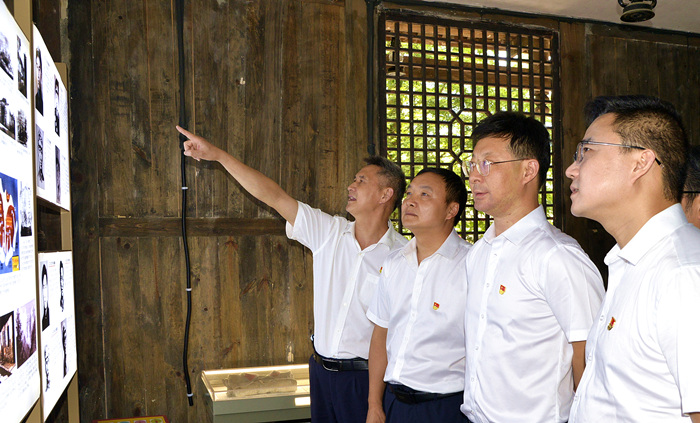 觀看陳列圖文  熊圳 攝_副本.jpg