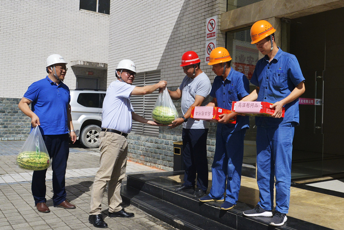 到冉家壩電站集控中心慰問值班人員 -童強攝(3)_副本.jpg