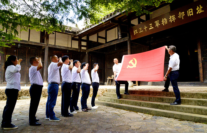 重溫入黨誓詞 熊圳 攝_副本.jpg