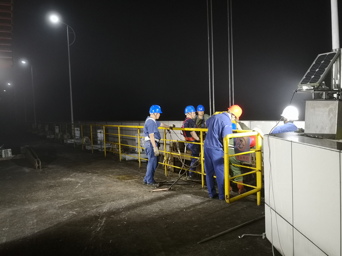 深夜,酉酬水電站檢修人員連夜利用低負荷停機間隙清理攔污栅(劉春陽 攝)_副本.jpg